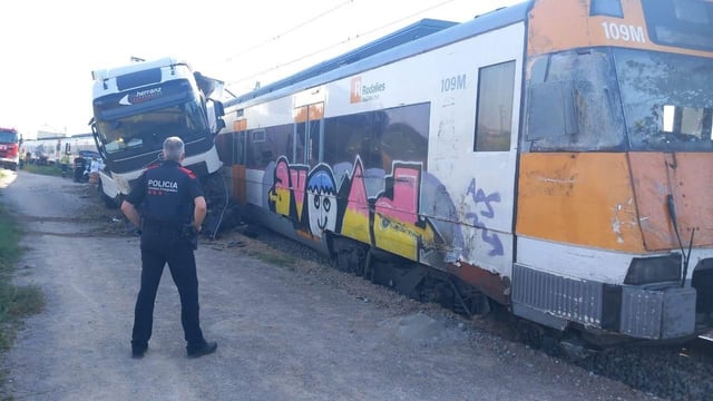 Choque entre un camión y un tren de la línea R3 de Rodalies en Osona. 15/07/2025.