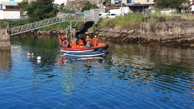 El bote que apareció a la deriva en la ría frente a Moaña.