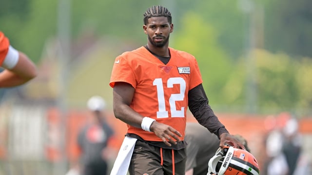 Quarterback Shedeur Sanders #12 of the Cleveland Browns watches practice during organized team activities at CrossCountry Mortgage Campus on June 12, 2025 in Berea, Ohio. Jason Miller/Getty Images/AFP (Photo by Jason Miller / GETTY IMAGES NORTH AMERICA / Getty Images via AFP)