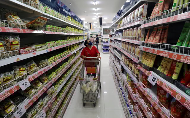 A woman shops inside the Big Bazaar retail store in Mumbai, India, November 25, 2020. REUTERS/Niharika Kulkarni/File Photo