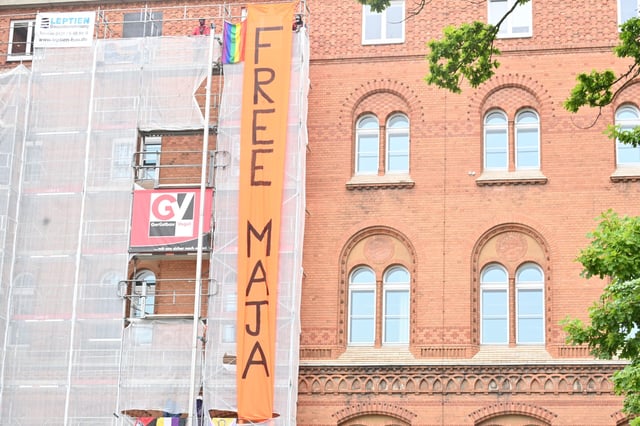 „Free Maja“ ist auf einem Transparent zu lesen, das nach eigenen Angaben von der „TurboKlimaKampfGruppe“ an einem Baugerüst am Landtagsgebäude befestigt wurde.
