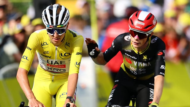 Tadej Pogacar et Jonas Vingegaard franchissant la ligne d’arrivée sur la 10e étape du Tour de France 2025.