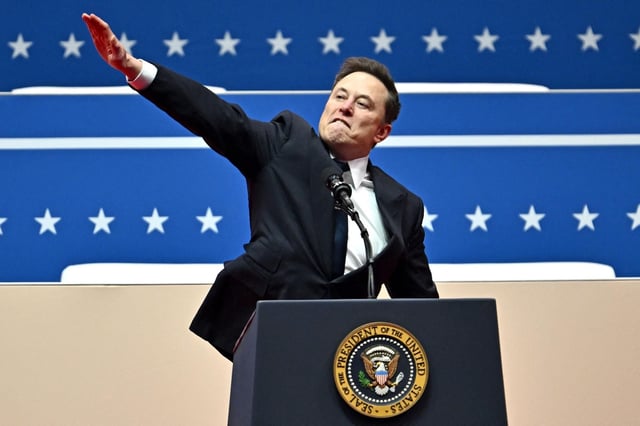 Elon Musk hace un gesto comparado con el saludo nazi durante uno de los actos de la toma de posesión de Trump, el pasado 20 de enero.