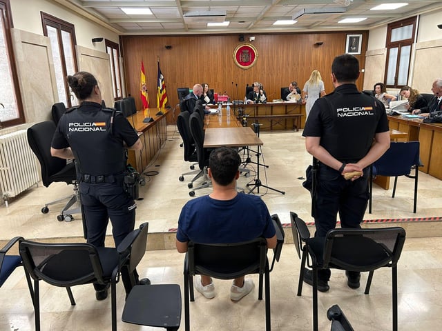 El acusado, este martes, custodiado por dos policías en el juicio en la Audiencia de Palma.