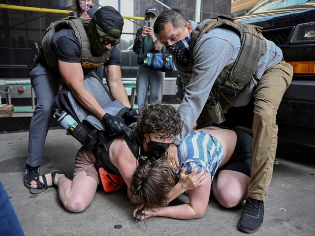 Policías detienen a manifestantes que protestan conras las polítcias migratorias de Trump. Foto: Reuters