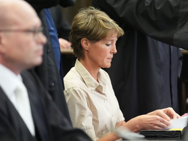 Christina Block sitzt auf der Anklagebank im Gericht.