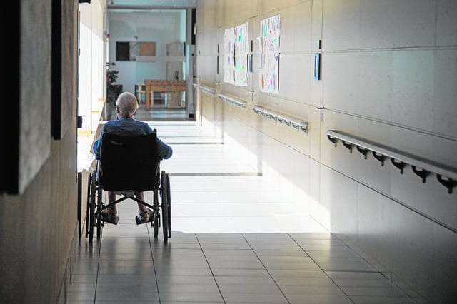 Un anciano en una residencia de mayores