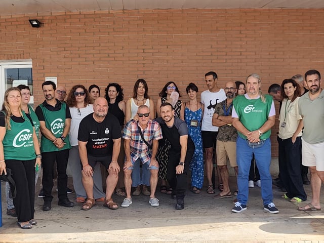 Funcionarios de la prisión de Palma, este martes, durante la concentración para condenar la agresión a la psicóloga de la cárcel de Sevilla II.