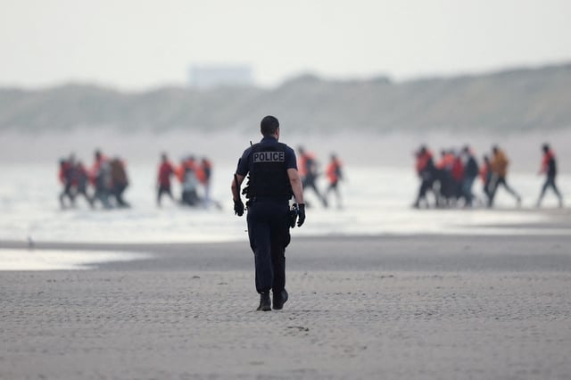 La police française tente d’arrêter un groupe de migrants alors qu’ils essaient de monter à bord d’un canot pneumatique pour traverser la Manche et atteindre l’Angleterre, près de Calais, le 2 juillet 2025.