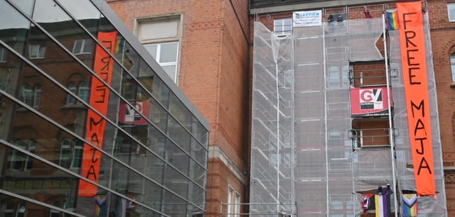 "Free Maja" ist auf einem Transparent zu lesen, das nach eigenen Angaben von der „TurboKlimaKampfGruppe“ an einem Baugerüst am Landtagsgebäude befestigt wurde.