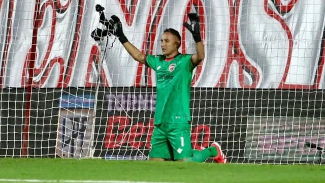Keylor Navas no estuvo en el arco de Newell\'s en el debut por una dolencia estomacal.