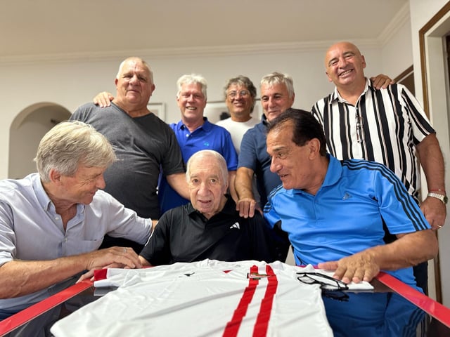 Carlos Bilardo, rodeado de exjugadores de Estudiantes; a la derecha, de remera azul, Miguel Lemme, su gran amigo