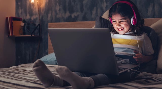 Kind mit Laptop