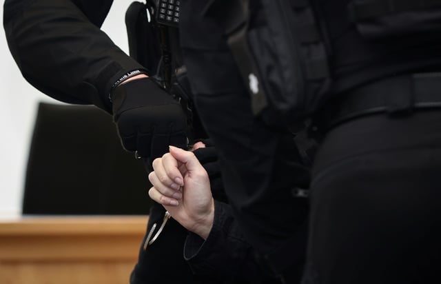 Das Urteil gegen den Halle-Attentäter Stephan B. wegen einer Geiselnahme in der Haftanstalt Burg in Sachsen-Anhalt ist rechtskräftig. Der Bundesgerichtshof verwarf die Revisionen von B. selbst und der Staatsanwaltschaft.