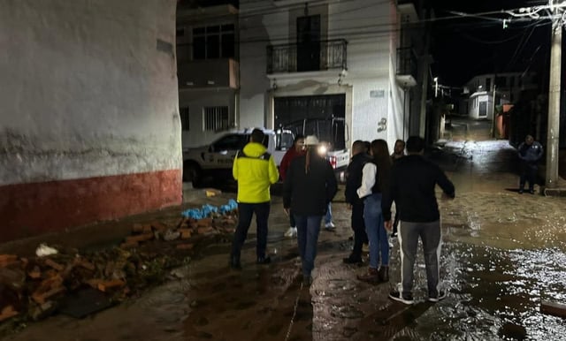 Lluvia torrencial desborda arroyo y arrastra vehículos en Villa Morelos