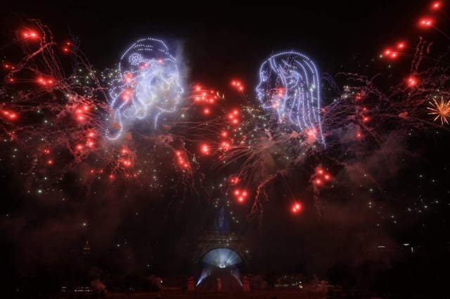 Aux côtés des traditionnels feux d’artifice, 1100 drones ont illuminé le ciel de Paris ce lundi 14 juillet 2025.