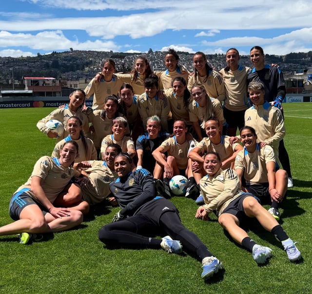 El plantel de la selección femenina argentina, antes de su debut en la Copa América de Ecuador