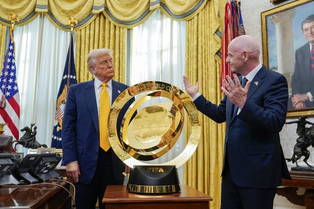 Donald Trump behält die originale Trophäe der Klub-WM im Oval Office.