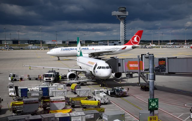 Ein Flugzeug wird abgefertigt am Flughafen Berlin Brandenburg (BER). Der Flughafen BER zeigt bei einem Presserundgang zum Berliner Ferienbeginn, welche Maßnahmen und Systeme der BER etabliert hat.