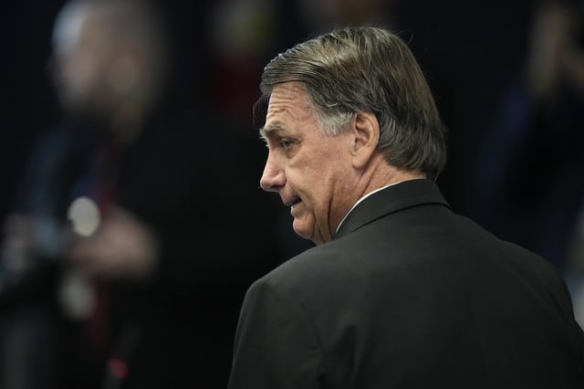 El expresidente brasileño Jair Bolsonaro asiste a su juicio ante la Corte Suprema junto con otros acusados de un supuesto intento de golpe de Estado para mantenerlo en el cargo tras su derrota electoral de 2022
