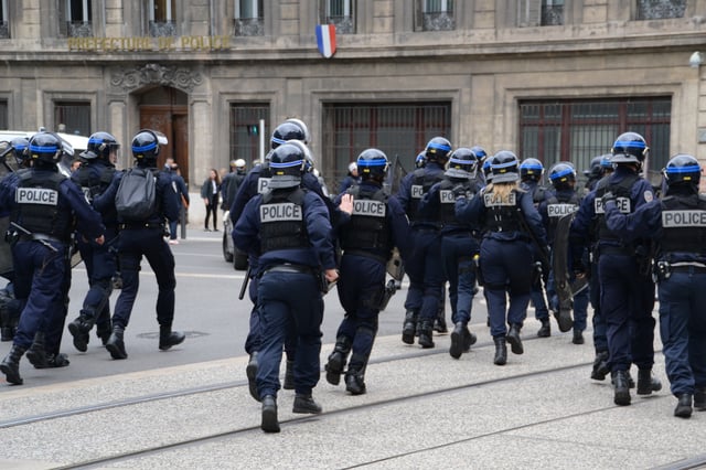 Les policiers ont été légèrement blessés
