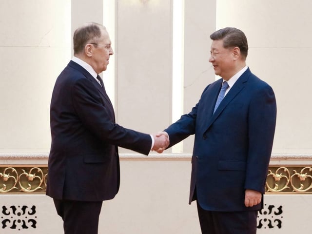PEKÍN, 15/07/2025.- El presidente chino, Xi Jinping, se reunió este martes en Pekín con el canciller ruso, Serguéi Lavrov, en un momento marcado por el endurecimiento del tono de Estados Unidos hacia Rusia, con el presidente estadounidense, Donald Trump, amenazando con aranceles si no se alcanza un acuerdo de paz en Ucrania en 50 días. EFE/ Cuenta de X del ministerio de Asuntos Exteriores de Rusia // SOLO USO EDITORIAL/SOLO DISPONIBLE PARA ILUSTRAR LA NOTICIA QUE ACOMPAÑA (CRÉDITO OBLIGATORIO)