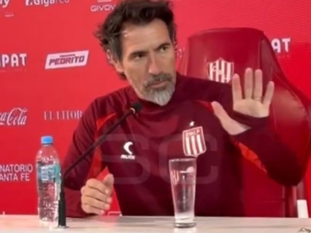 Eduardo Domínguez, entrenador de Estudiantes, en conferencia de prensa.