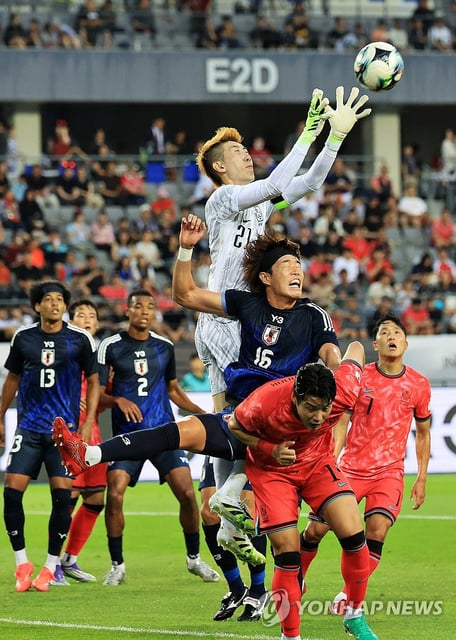 South Korean goalkeeper Jo Hyeon-woo (C) makes a save over Tomoya Ando of Japan during the teams' final match of the East Asian Football Federation E-1 Football Championship at Yongin Mireu Stadium in Yongin, Gyeonggi Province, on July 15, 2025. (Yonhap)