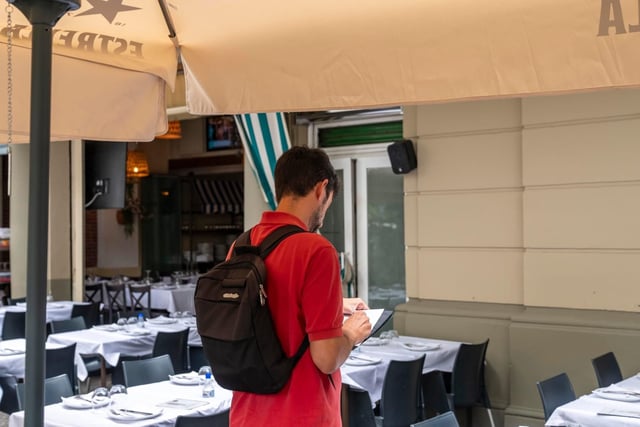 Un inspector del Ayuntamiento de Barcelona en una terraza de Ciutat Vella