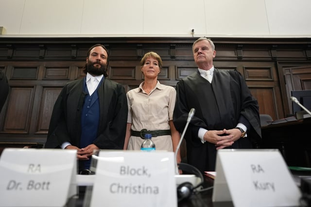 Christina Block am zweiten Verhandlungstag mit ihren Verteidigern Ingo Bott (l.) und Otmar Kury.