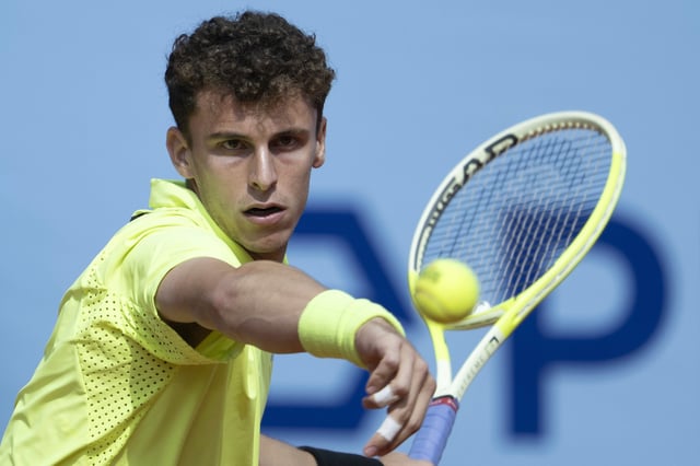 Juan Manuel Cerúndolo, listo para pegar su izquierda en el partido ante Jan-Lennard Struff