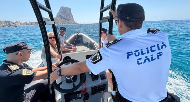 Los agentes y la alcaldesa, a bordo de la nueva embarcación