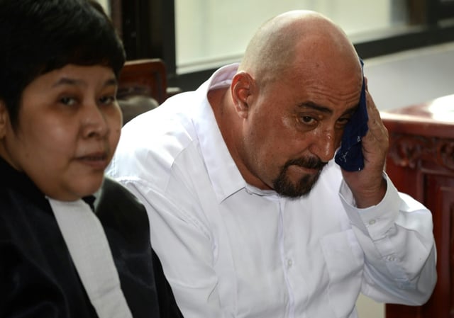 Serge Atlaoui, ex-condamné à mort en Indonésie pour narcotrafic, au côté de son avocate indonésienne Nancy Yuliana Sanjoto lors d'une audience à Tangerang, le 11 mars 2015.