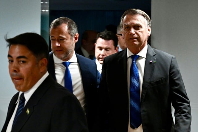 À Brasilia, Jair Bolsonaro sort de la Cour suprême pendant une pause de son procès pour tentative de coup d’État le 9 juin 2025