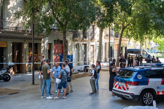 Investigan la muerte de un hombre en un portal de la calle de Consell de Cent en Barcelona