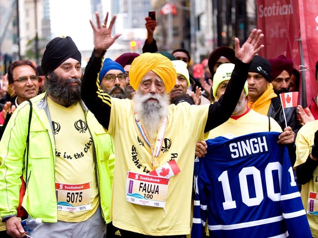 Fauja Singh, en una imagen de octubre de 2011 en la Maratón de Toronto; un atleta incansable que tuvo un final trágico