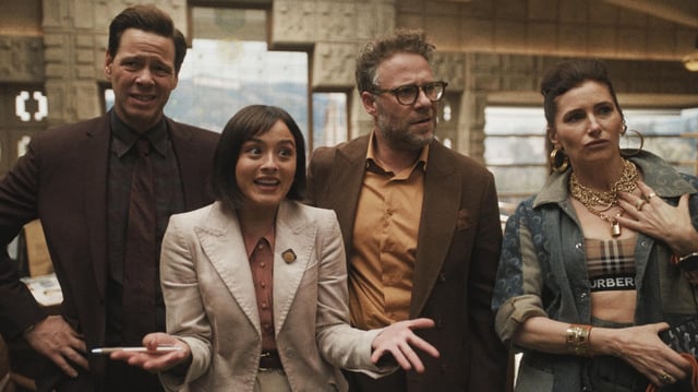 Un fotograma de 'The studio', con Seth Rogen tercero por la izquierda