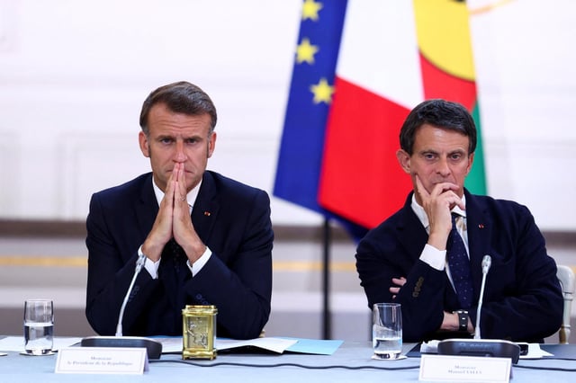Emmanuel Macron et Manuel Valls à l’Élysée, samedi 12 juillet, jour de la signature d’un projet d’accord historique en Nouvelle-Calédonie.