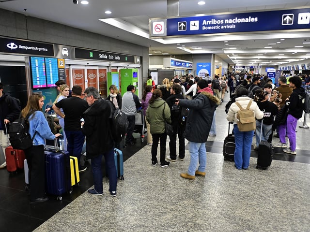 Buenos Aires. A las 18 de este martes comienza el paro APLA que nuclea los pilotos Aerolíneas Argentinas. la medida afecta más 6000 pasajeros y obligó numerosas cancelaciones reprogramaciones. mostradores empresa estatal lucen casi desiertos debido medida. Foto: Matias Martín Campaya - FTP CLARIN _MMC9248B1.jpg Z Invitado