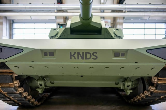 Nahaufnahme der Front eines Leopard Panzers