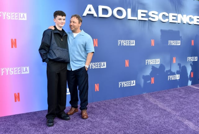 Les stars de la série "Adolescence", Owen Cooper (gauche) et Stephen Graham (droite), à Los Angeles le 27 mai 2025