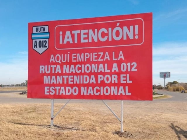 En las rutas nacionales de Santa Fe aparecieron carteles que indican que el mantenimiento corresponde al gobierno de Milei.