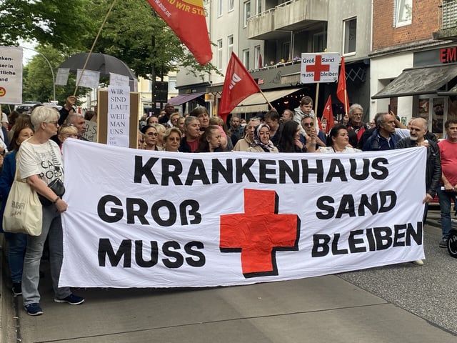 300 Demonstranten waren für die Veranstaltung angemeldet. Schätzungen der Polizei zufolge waren es letztendlich 500.