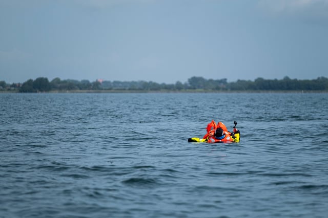 Einige der Geretteten klammerten sich für mehrere Stunden an Schwimmwesten fest. (Symbolbild)