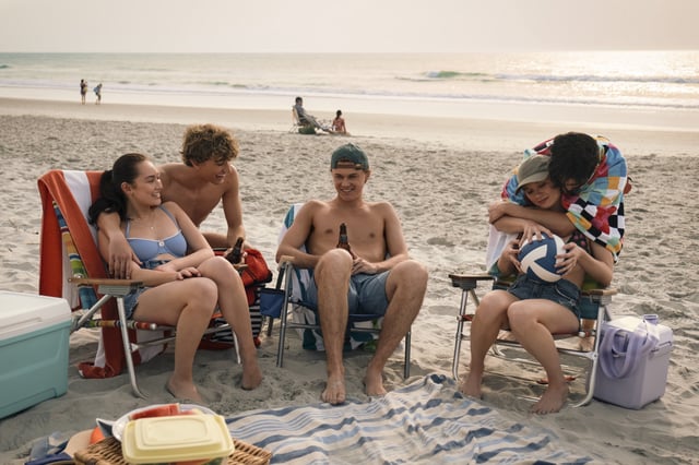 Belly (Lola Tung), Jeremiah (Gavin Casalegno), Conrad (Christopher Briney), Steven (Sean Kaufman), and Taylor (Rain Spencer) in THE SUMMER I TURNED PRETTY.