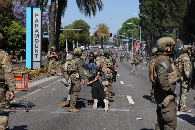 Un manifestante es arrestado en el marco de las protestas en Los Ángeles contra las redadas masivas del ICE