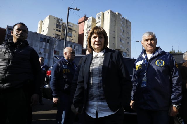 La ministra Patricia Bullrich, junto al jefe de la PFA, comisario general Luis Alejandro Rolle