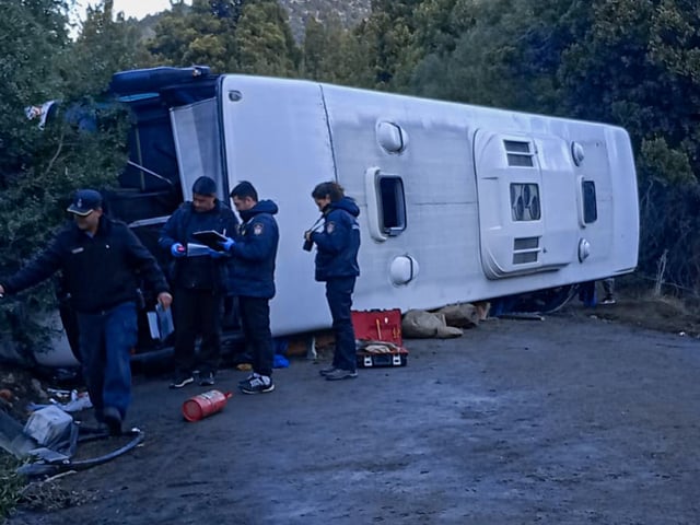 Cuatro personas permanecen internadas con heridas de gravedad tras el vuelco del colectivo en el que viajaban 44 personas por la Ruta 65, cerca de Villa Traful