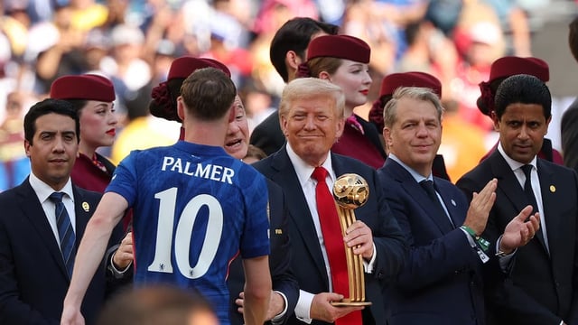 Trump junto al trofeo del Mundial de Clubes.