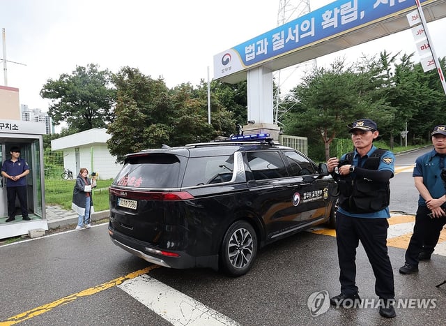 A justice ministry vehicle drives into the Seoul Detention Center in Uiwang, south of the capital, on July 15, 2025, as special counsel Cho Eun-suk's team made a second attempt to bring in former President Yoon Suk Yeol from his detention cell for questioning over his failed attempt to impose martial law. (Yonhap)